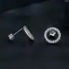 Pendientes de círculo con moissanita y plata 925 11 Pendientes delicados de círculo abierto con moissanita en plata | D-Carats.