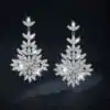 De jolies boucles d'oreilles pendantes en argent avec grappes de moissanite | D-carats.