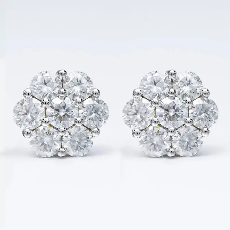 Oorknopjes cluster van moissaniet en zilver. 22 Hoogwaardige zilveren cluster moissaniet oorbellen | D-Carats.