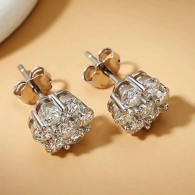 Oorknopjes cluster van moissaniet en zilver. 5 Waardevolle zilveren cluster moissaniet oorbellen | D-Carats.
