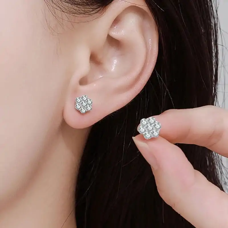 Oorknopjes cluster van moissaniet en zilver. 12 Mooie zilveren cluster moissaniet oorbellen | D-Carats.