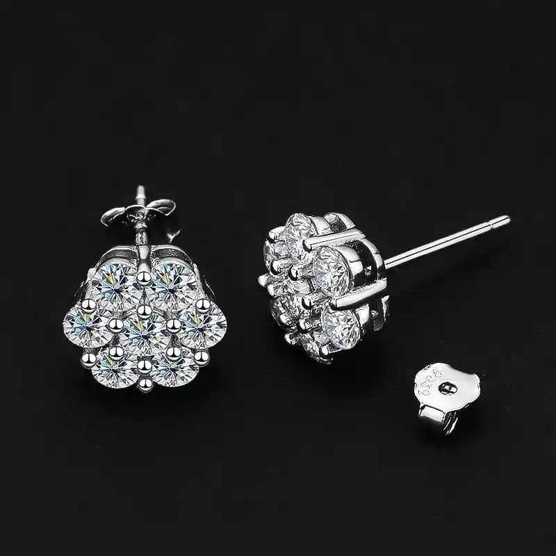 Oorknopjes cluster van moissaniet en zilver. 16 Prachtige oorbellen met zilveren cluster moissaniet | D-Carats.