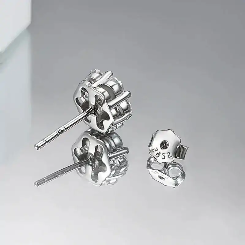 Oorknopjes cluster van moissaniet en zilver. 8 Goedkope zilveren cluster moissaniet oorbellen | D-Carats.