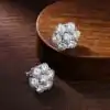 Oorknopjes cluster van moissaniet en zilver. 38 Opvallende cluster oorbellen van zilver met moissaniet | D-Carats.