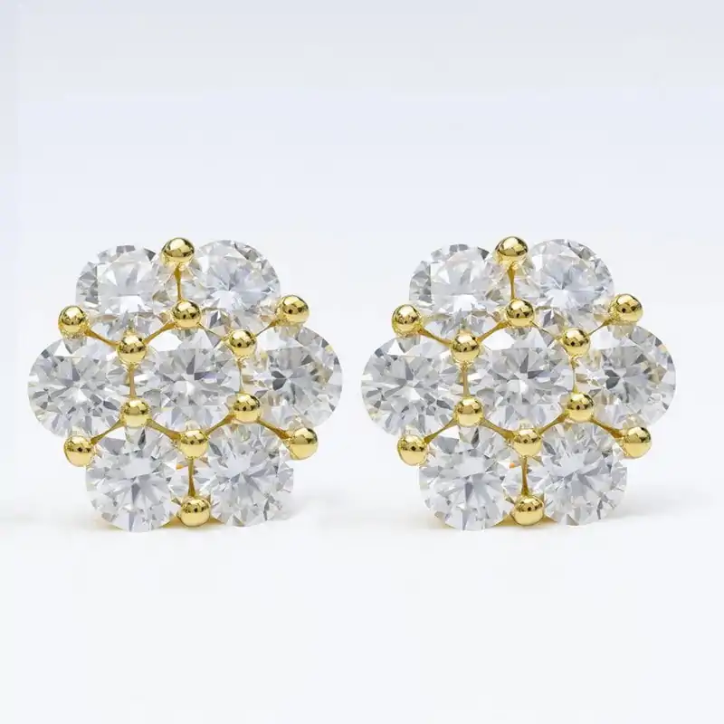 Oorknopjes cluster van moissaniet en zilver. 21 Goudkleurige zilveren cluster oorbellen met moissaniet | D-Carats.