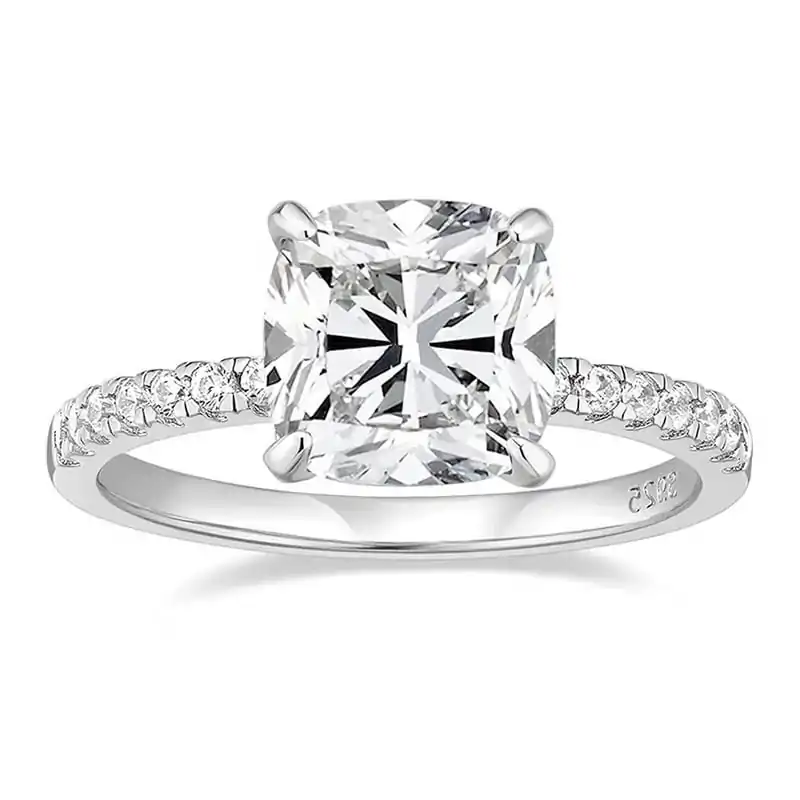 Anillo de compromiso de moissanita con corte cojín en plata. 14 Anillo de compromiso económico de plata con moissanita de corte cojín | D-Carats.