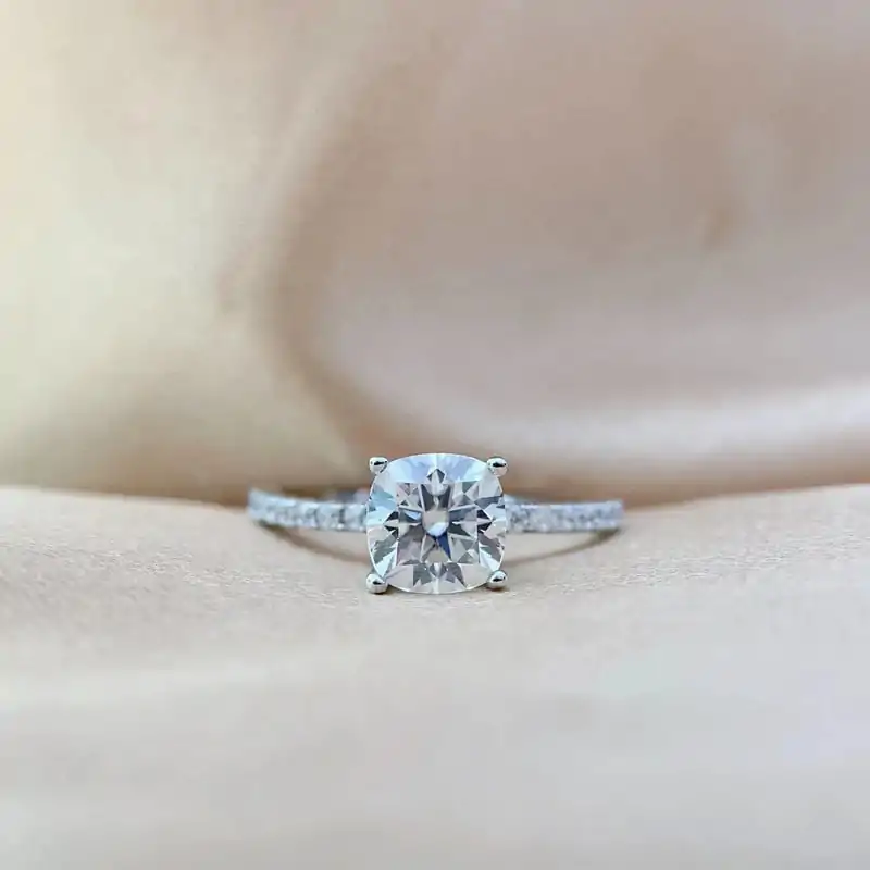 Anillo de compromiso de moissanita con corte cojín en plata. 6 Anillo de compromiso de plata con moissanita talla cojín, resistente | D-Carats.