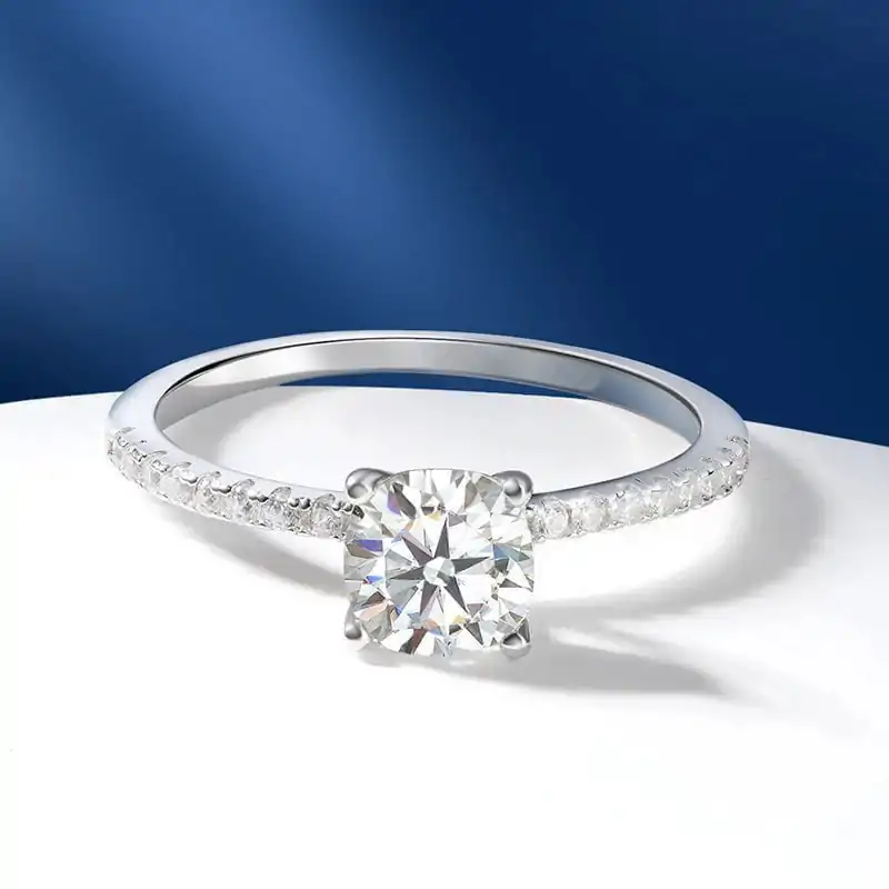 Anillo de compromiso de moissanita con corte cojín en plata. 9 Anillo de compromiso de plata de alta calidad con moissanita talla cojín | D-Carats.