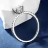 Anillo de compromiso de moissanita con corte cojín en plata. 21 Anillo de compromiso económico de plata con moissanita talla cojín | D-Carats.