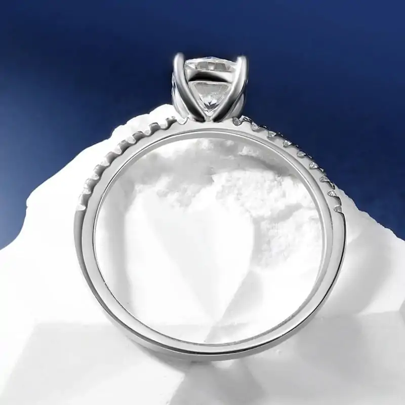 Anillo de compromiso de moissanita con corte cojín en plata. 12 Anillo de compromiso con moissanita talla cojín en plata elegante | D-Carats.
