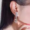 Glamoureuze zilveren oorhangers met smaragdgeslepen high carbon diamanten | D-carats.