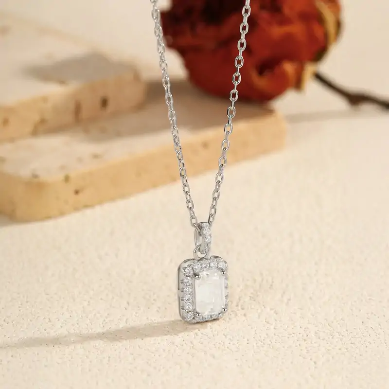 Conjunto de pendientes y collar talla esmeralda. 7 Collar elegante de plata con halo de moissanita, ideal para regalo de compromiso y aniversario | D-Carats.