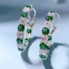 Schöne Creolen aus Silber mit grünem Smaragd und Omega-Verschluss | D-Carats.