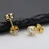 Runde Diamant-Ohrstecker. 10 Ohrstecker aus goldfarbenem Silber mit Moissanit und Zargenfassung | D-Carats.