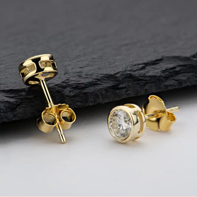 Runde Diamant-Ohrstecker. 4 Ohrstecker aus goldfarbenem Silber mit Moissanit und Zargenfassung | D-Carats.