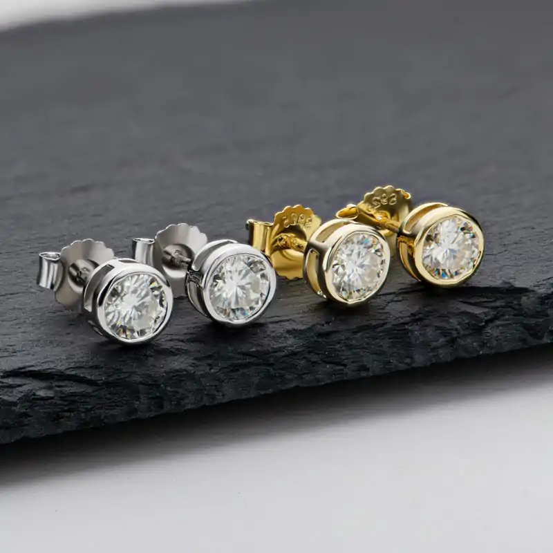 Runde Diamant-Ohrstecker. 5 Schöne Ohrstecker aus Silber mit Moissanit in Zargenfassung | D-Carats.