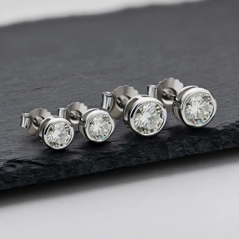 Runde Diamant-Ohrstecker. 7 Ohrstecker aus hochwertigem Silber mit Moissanit und Zargenfassung | D-Carats.