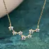 Hanger met moissaniet in de vorm van een steelpan, in zilver met goudlaag | D-Carats.