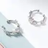 Zilveren oorknopjes. 10 Clip-ons oorbellen van zilver met moissaniet diamant | D-Carats.