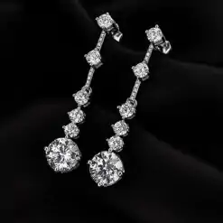 Vista cercana de pendientes colgantes en plata de ley con diamante de moissanita | D-Carats.