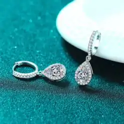 Preciosos pendientes de gota de moissanita de plata esterlina | D-Carats.
