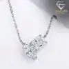 Un superbe pendentif collier en argent sterling avec double pierre en moissanite  D-Carats.