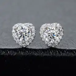 Teuer aussehende herzförmige Moissanit Halo-Ohrstecker aus Sterlingsilber | D-Carats.