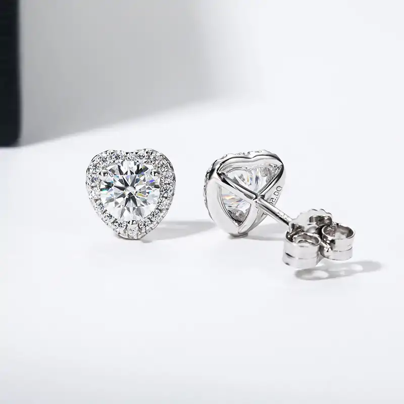 Pendientes de botón de moissanita en plata con halo en forma de corazón. 7 Pendientes de botón con halo de moissanita en forma de corazón en plata de ley a precio reducido | D-Carats.