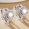 Pendientes huggie de moissanita en plata. 2 Pendientes huggie de plata de ley con moissanita de aspecto costoso | D-carats.