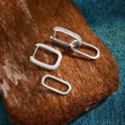 Boucles d'oreilles huggie en argent massif de haute qualité en moissanite | D-Carats