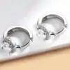 Pendientes huggie de moissanita en plata. 14 Pendientes huggie únicos de plata con moissanita | D-carats.