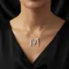 Collar inicial con diamante de plata. 40 Mujer con collar inicial letra M con piedra similar a diamante en plata | D-Carats.