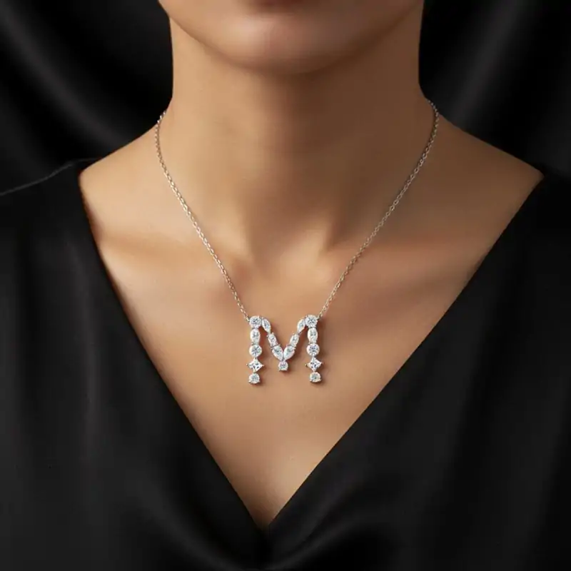 Collar inicial con diamante de plata. 11 Mujer con collar inicial letra M con piedra similar a diamante en plata | D-Carats.