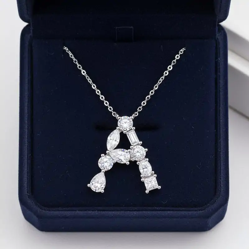 Collar inicial con diamante de plata. 5 Collar con inicial letra A en plata de ley con diamante de moissanita sobre caja de joyería | D-Carats.