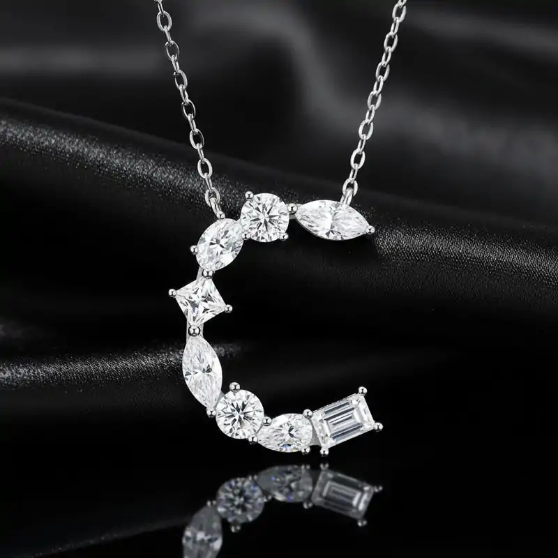 Collar inicial con diamante de plata. 7 Collar con inicial C destacado con diamante de moissanita en plata | D-Carats.