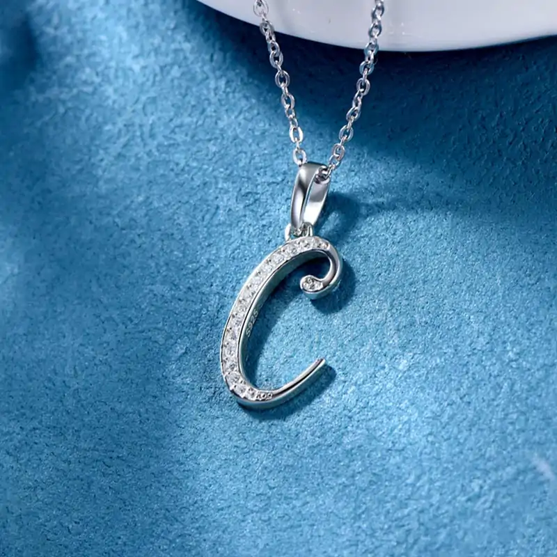 Halsketting met initiaalhanger. 4 Zilveren moissaniet letterhanger ketting | D-Carats.