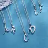 Initial-Anhänger Halskette. 1 Personalisierte Halskette mit Anhänger aus Silber und Moissanit, Anfangsbuchstabe | D-Carats.