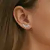 Superbes boucles d'oreilles grimpantes en forme de feuilles en argent et moissanite | D-Carats.