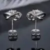Hermosos pendientes de nudo de amor con moissanita en plata sterling | D-Carats.