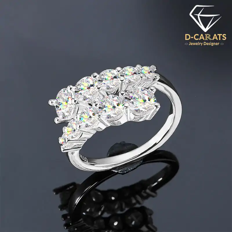 Anillo de plata con moissanita en racimo de corte redondo. 3 Elegante anillo abierto de plata con moissanita y diamante | D-Carats.