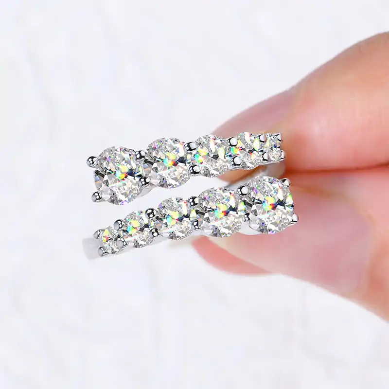 Anillo de plata con moissanita en racimo de corte redondo. 13 Anillo abierto de plata con moissanita y diamante de alta calidad | D-Carats.
