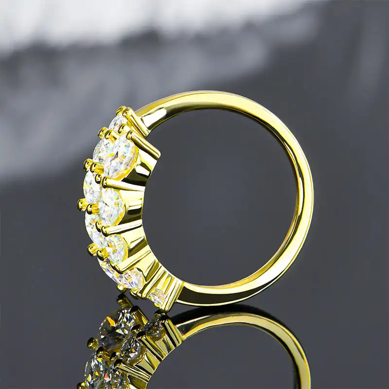 Anillo de plata con moissanita en racimo de corte redondo. 9 Anillo abierto de plata de ley con moissanita y diamante, relleno de oro amarillo | D-Carats.