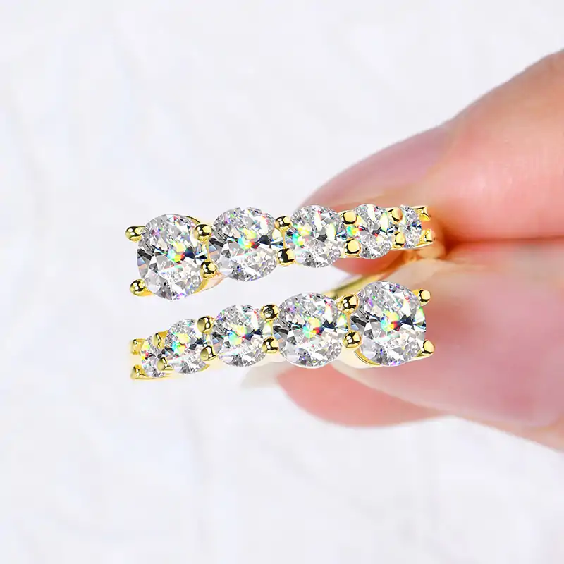 Anillo de plata con moissanita en racimo de corte redondo. 12 Anillo abierto de plata de ley con moissanita y diamante de aspecto costoso | D-Carats.