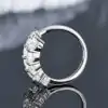 Anillo de plata con moissanita en racimo de corte redondo. 16 Anillo abierto exquisito de plata con moissanita y diamante | D-Carats.