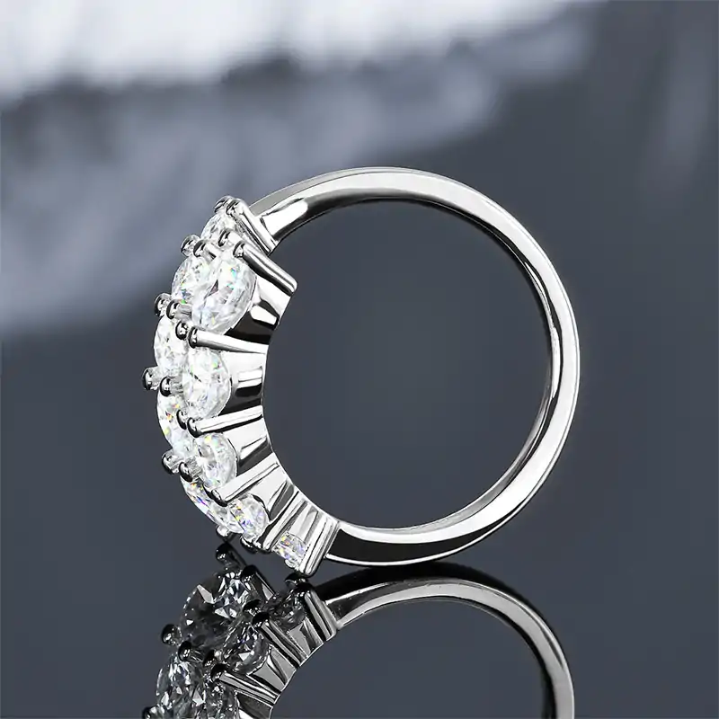 Anillo de plata con moissanita en racimo de corte redondo. 6 Anillo abierto exquisito de plata con moissanita y diamante | D-Carats.