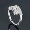 Anillo de plata con moissanita en racimo de corte redondo. 15 Impresionante anillo abierto de plata de ley con moissanita y diamante | D-Carats.