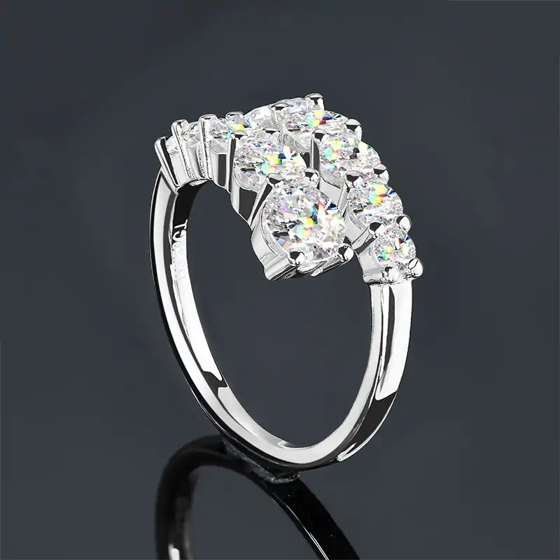 Anillo de plata con moissanita en racimo de corte redondo. 5 Impresionante anillo abierto de plata de ley con moissanita y diamante | D-Carats.