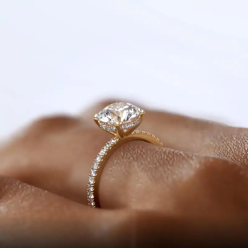 Pavé-Verlobungsring. 8 Verlobungsring aus Sterling-Silber mit Moissanit-Pavé in Gelbvergoldung Vermeil | D-Carats.