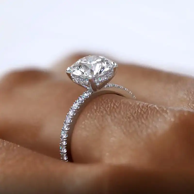Pavé-Verlobungsring. 4 Eleganter Verlobungsring aus Silber mit Moissanit-Pavé-Besatz | D-Carats.