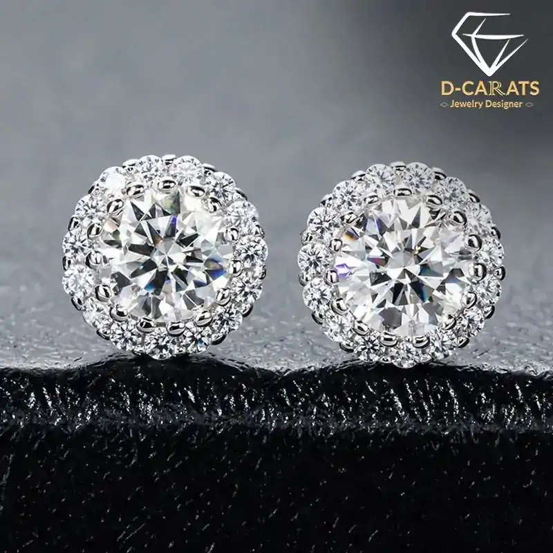 Moissanit Ohrstecker Silber. 3 Atemberaubende Ohrstecker aus Sterling-Silber mit rundem Moissanit-Halo-Design | D-Carats.